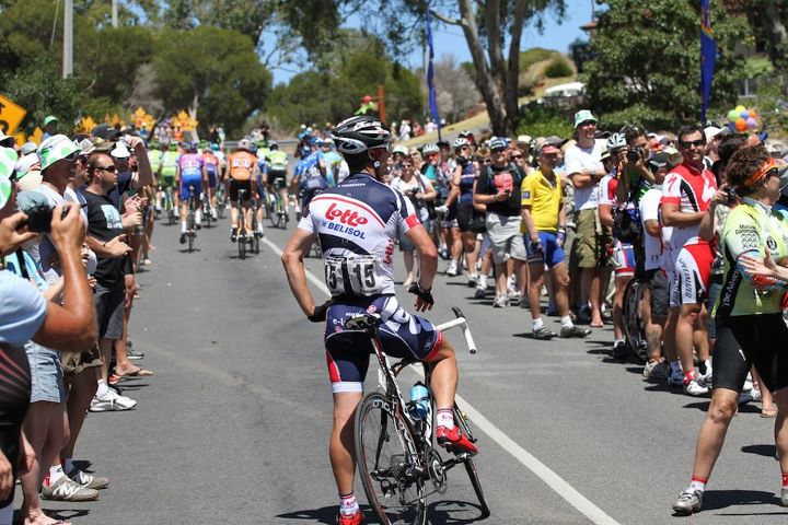 Greg Henderson pauses to watch the finish on Willunga. (Photo courtesy of Ben via roadcycling.nz.co)