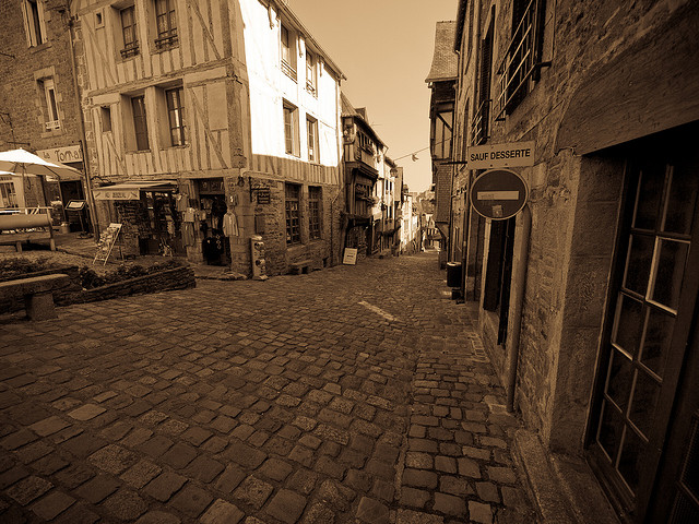 Cobbled street at Dinan, Brittany (photo by William Warby)